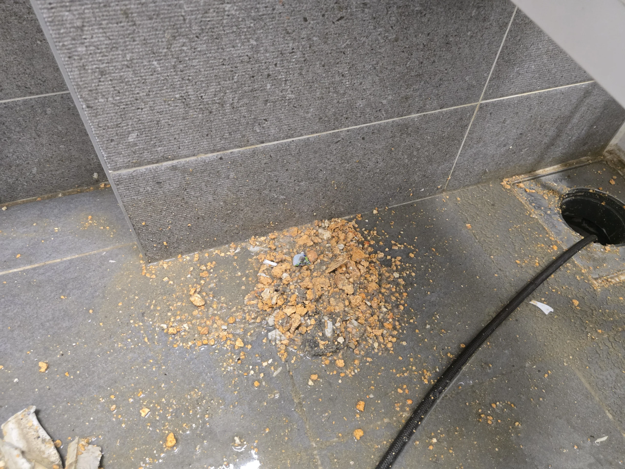 배관세척 비용 관련 현장 작업 사진 - 실외 배관 연결 구간 마감