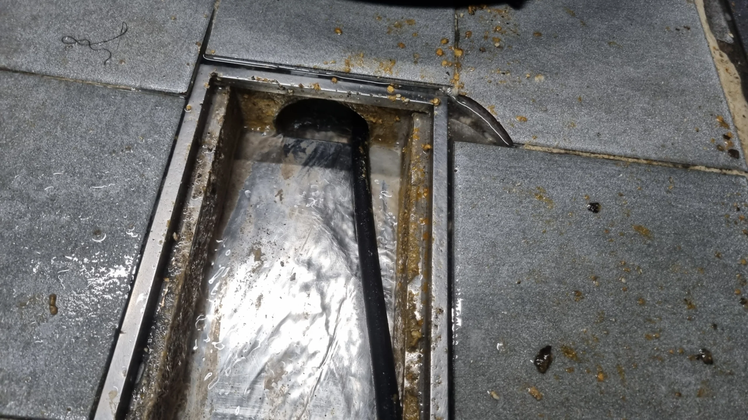 화장실 바닥배수구 막힘 작업 현장 사진